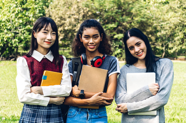 Группа улыбающихся иностранных студентов или подростков, стоящих
 - Фото, изображение