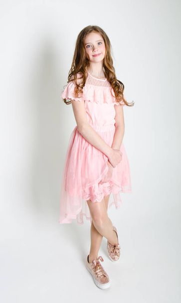 Muotokuva suloinen hymyilevä pieni tyttö lapsi prinsessa mekko
 - Valokuva, kuva
