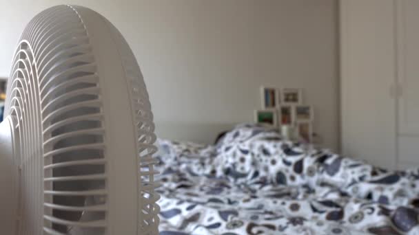 Persona durmiendo con un ventilador soplando en el caluroso día de verano
 - Metraje, vídeo