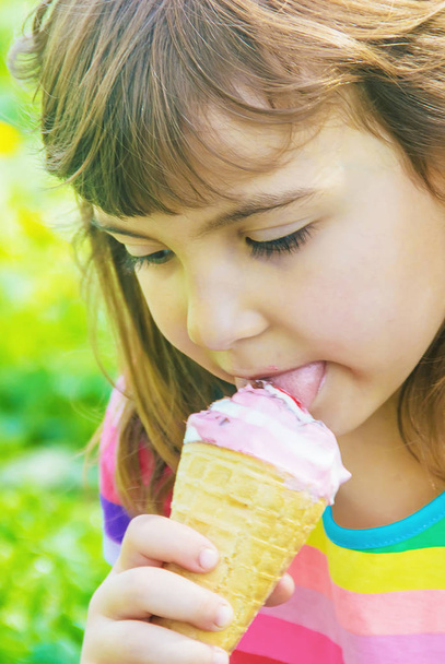 子供は、アイスクリームを食べる。選択と集中. - 写真・画像