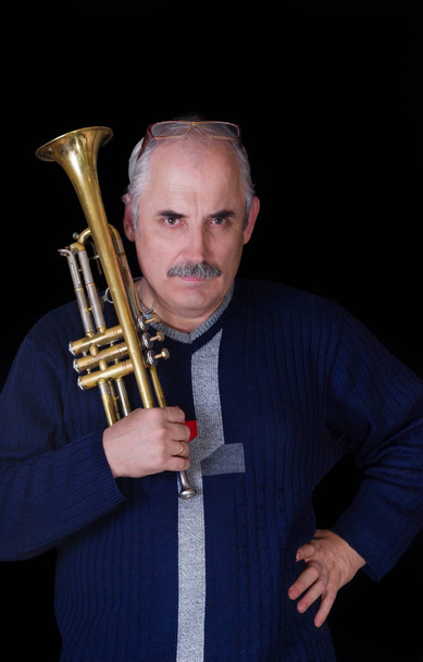 Portrait de trompettiste méditant sur la composition musicale
. - Photo, image