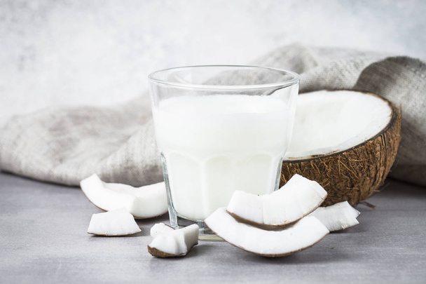 Кокосове молоко в склянці, Веганське молоко
. - Фото, зображення