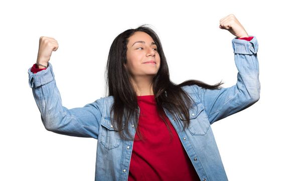 Portret radosny nastolatek dziewczyna pokazując jej niesamowite biceps, koncepcja wytrzymałości - Zdjęcie, obraz