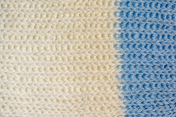 Textuur, tweekleurige gebreide Jersey close-up. Blanco wit-blauwe wol achtergrond. - Foto, afbeelding