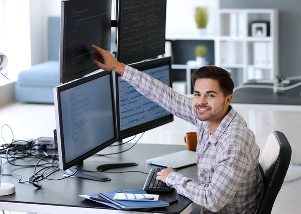 Programmeur masculin travaillant au bureau - Photo, image