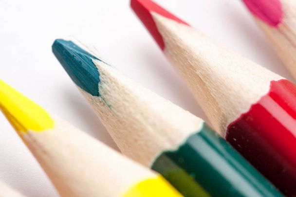 Rangée de crayons de couleur sur fond blanc, différentes crayons de couleur sont appréciés. Retour à l'école
. - Photo, image