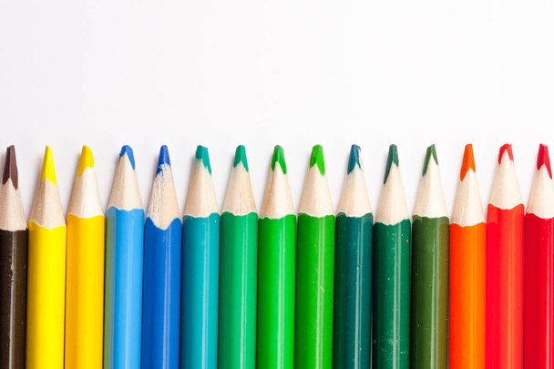 Σειρά από χρωματιστά μολύβια σε λευκό φόντο, διαφορετικά χρωματιστά μολύβια εκτιμώνται. Πίσω στο σχολείο. - Φωτογραφία, εικόνα