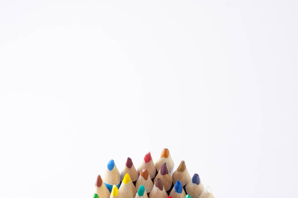 Raggruppamento di matite colorate verticalmente su sfondo bianco. Ritorno a scuola
. - Foto, immagini