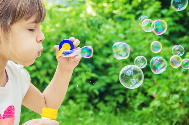 A gyerekek a buborékokat. Szelektív összpontosít. - Fotó, kép