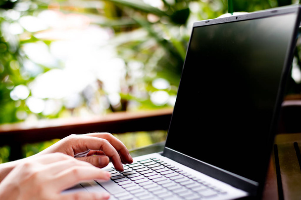 Naiset käyttävät kannettavaa tietokonetta kahvilassa
 - Valokuva, kuva