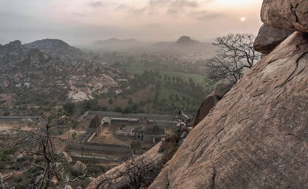 Aamulla Hampissa Matanga Hillillä avautuen yli Achaturaya temppelin, Intia
 - Valokuva, kuva