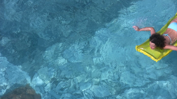 Mulher deitada no colchão inflável na piscina de água
 - Filmagem, Vídeo