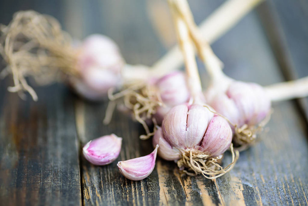 Fresh garlic on wooden, food ingredient - Foto, imagen