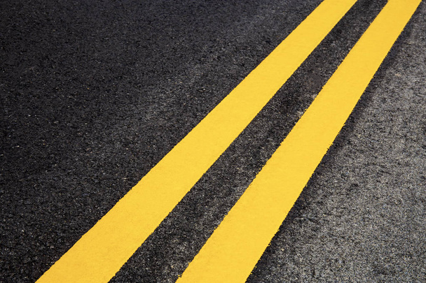 Línea de tráfico de amarillo con fondo
. - Foto, Imagen