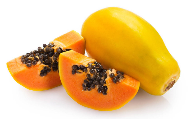 verse papaya op witte achtergrond - Foto, afbeelding