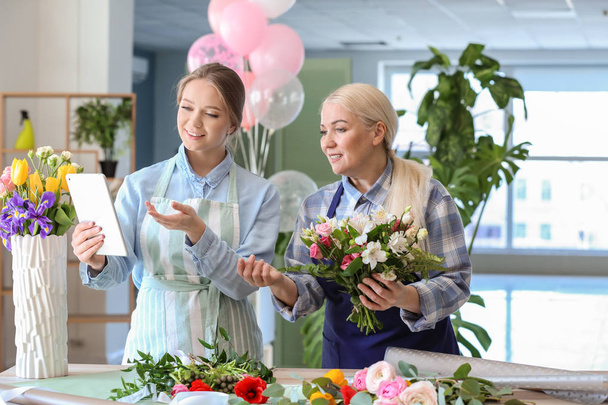 Floristen mit Tablet-Computer bestellen im Geschäft - Foto, Bild