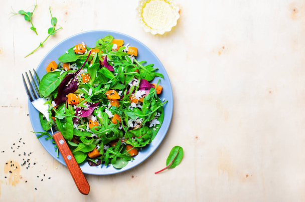 gerösteter Kürbis, gesunder vegetarischer Salat, Butternusskürbis, Reis und Sesamsalat - Foto, Bild
