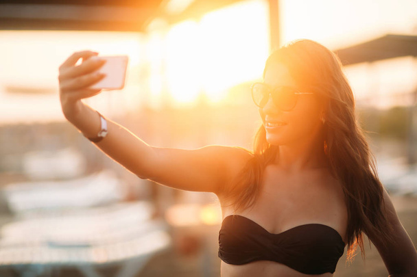 Mulher fazer uma selfie na costa
 - Foto, Imagem