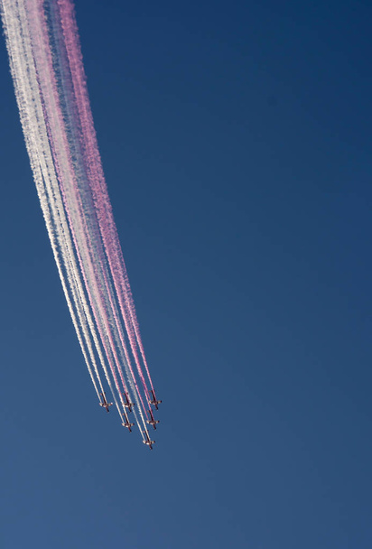飛行機は航空ショー中にカタールの旗を示しています - 写真・画像