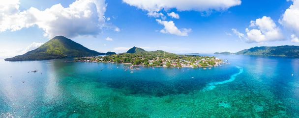 Εναέρια θέα νησιά μπάντα Νήσοι Μολούκες Νήσους, Ινδονησία, Pulau Gunung API, χωριό Bandaneira, κοραλλιογενείς υφάλους της Καραϊβικής θάλασσας. Κόρα Κόρα παραδοσιακό κανό ετήσιο αγώνα. - Φωτογραφία, εικόνα