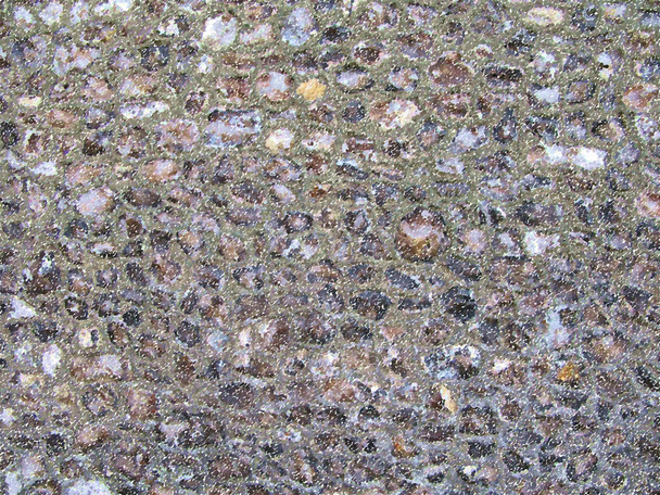 コンクリートに刻印された大理石の不均一な部分。小石のクローズアップ壁。ランダムに散乱石。テクスチャ芸術的な描画。ポイント スタイル. - 写真・画像