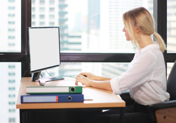 Portrait d'une femme d'affaires travaillant avec un ordinateur portable dans un bureau lumineux
 - Photo, image