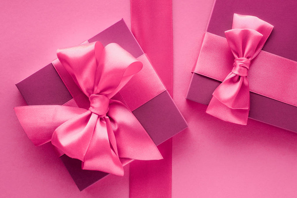 Scatole regalo rosa, sfondo flatlay stile femminile
 - Foto, immagini