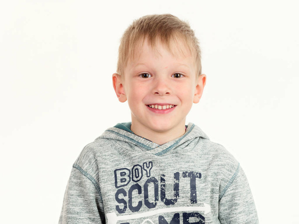 retrato de um menino alegre em um fundo branco
 - Foto, Imagem