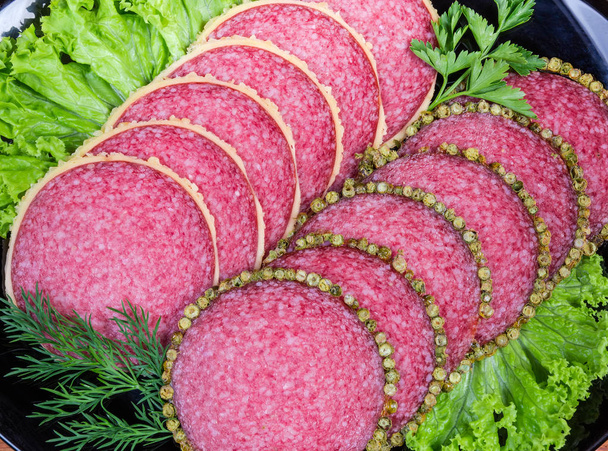 Vista superior de rebanadas de salami con dos corteza de varios primeros planos
 - Foto, Imagen
