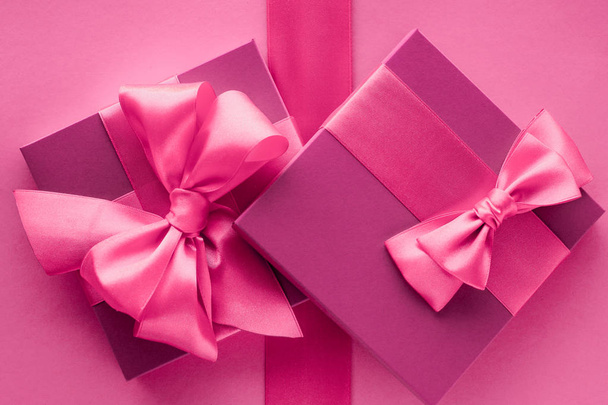 Vaaleanpunainen lahjapakkaukset, naisellinen tyyli flatlay tausta
 - Valokuva, kuva