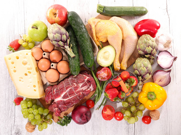 valikoituja raaka-aineita, hedelmiä, vihanneksia ja lihaa
 - Valokuva, kuva