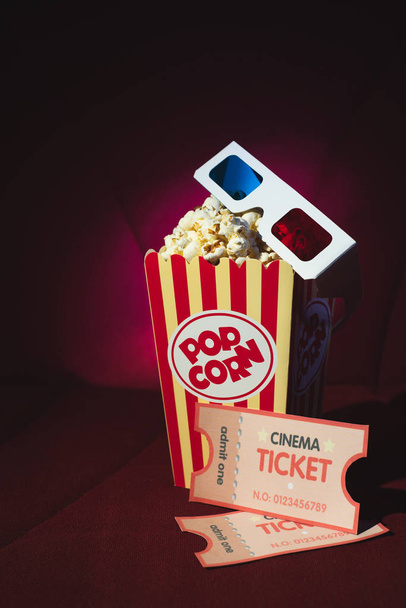 cinema pop corn e bicchieri 3d su una poltrona cinema rosso
 - Foto, immagini
