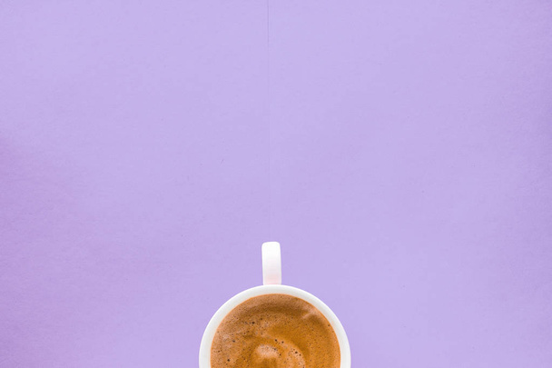 Koffie kopje op paarse achtergrond, Top View flatlay - Foto, afbeelding