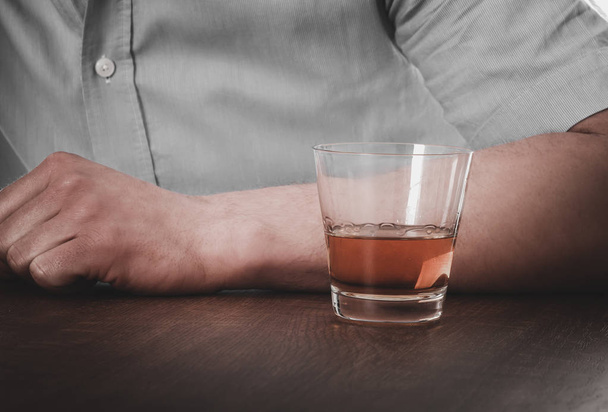 Ο άνθρωπος πίνει αλκοόλ - Φωτογραφία, εικόνα