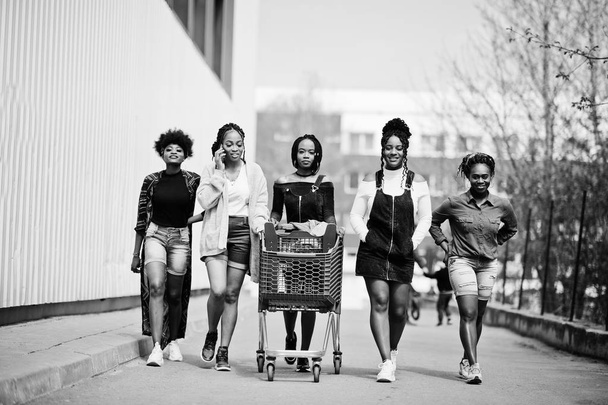 Group of five african american woman with shopping carts having  - Foto, Bild