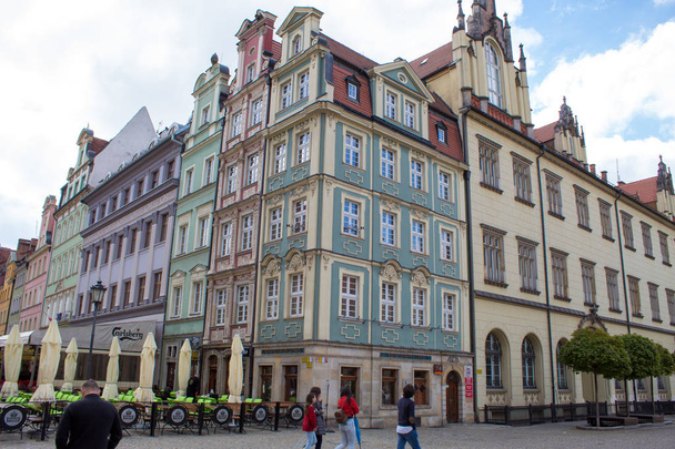 Wroclaw / Polonia - 22 de abril de 2019: La colorida arquitectura de la famosa ciudad polaca de Wroclaw - Plaza del Mercado, Ayuntamiento
. - Foto, Imagen