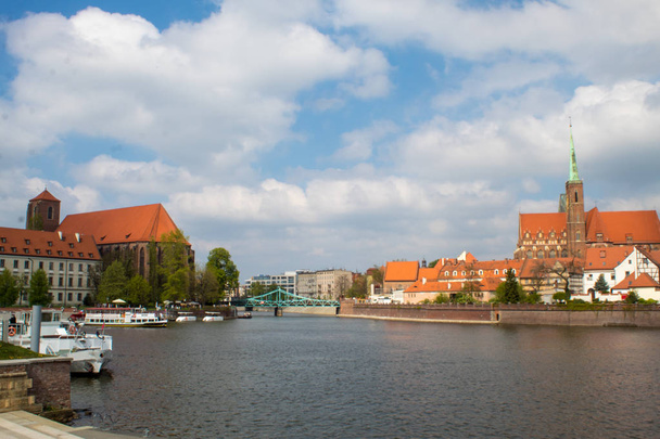 Wroclaw / Poland - April 22 2019: Panorama of the historical Polish city and reflection in the Odra River, Wroclaw Embankment. - Zdjęcie, obraz