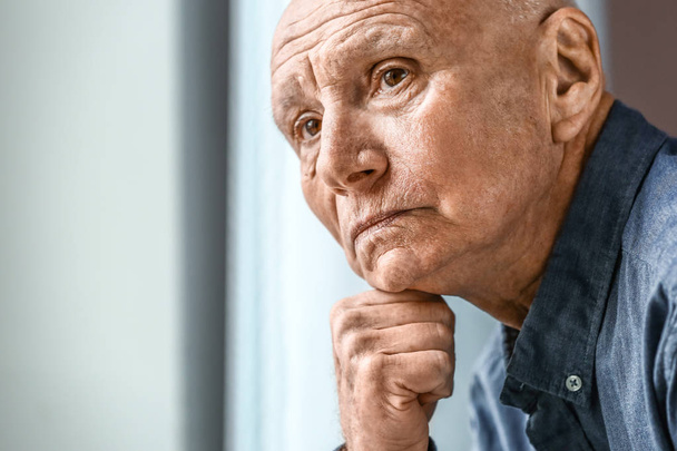 Hombre mayor deprimido en casa
 - Foto, Imagen