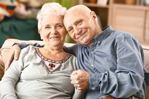 портрет щасливої старшої пари вдома
 - Фото, зображення