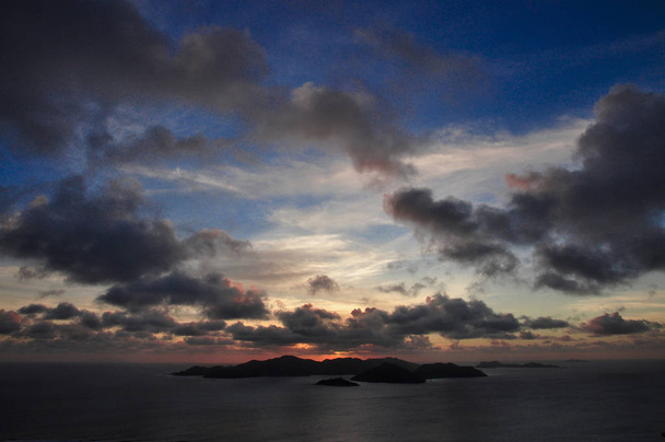 Zachód słońca na wyspie Praslin z wyspy La Digue na Seszelach - Zdjęcie, obraz