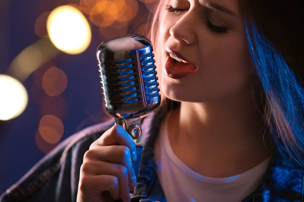 Όμορφη γυναίκα τραγουδίστρια με μικρόφωνο στη σκηνή, κοντινό πλάνο - Φωτογραφία, εικόνα