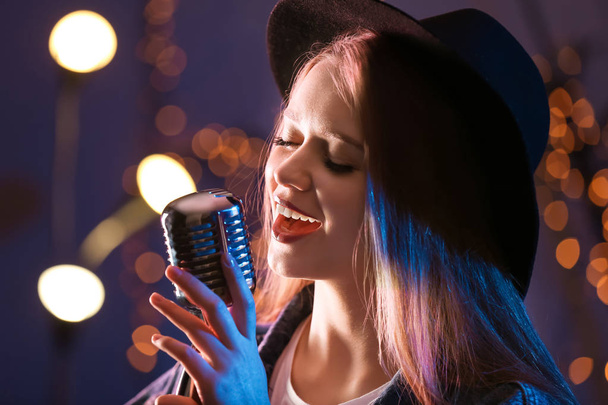 Linda cantora feminina com microfone no palco
 - Foto, Imagem