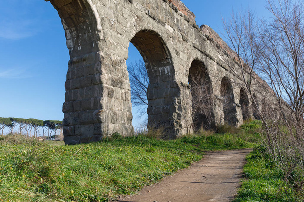 Oude Romeinse aquaduct, bogen - Foto, afbeelding