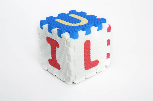 Портрет блоков, образующих куб с буквой. Изолированный на белом фоне
. - Фото, изображение