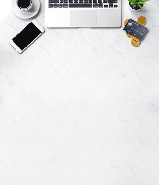 Concepto de diseño financiero de negocios, mármol blanco mesa escritorio vista superior con teléfono inteligente, tarjeta de crédito maqueta, monedas, ordenador portátil, disposición plana, espacio de copia
 - Foto, Imagen