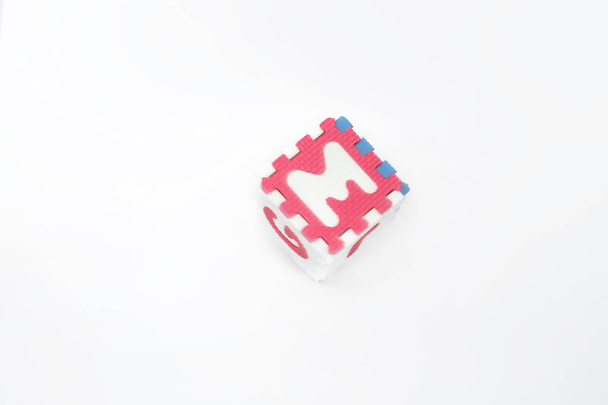 Изображение блока, образующего куб с алфавитом. Изолированный на белом фоне
. - Фото, изображение