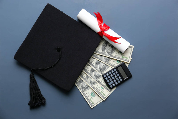灰色の背景に卒業証書、お金と電卓とモルタルボード。高校卒業の概念 - 写真・画像