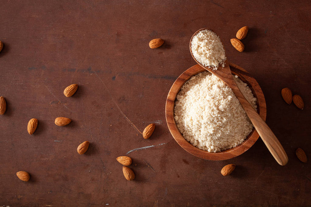 Mąka migdałowa. zdrowy składnik diety bezglutenowej keto paleo - Zdjęcie, obraz