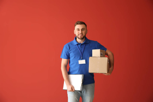 Csinos szállítási férfi dobozok és a vágólap a színes háttér - Fotó, kép