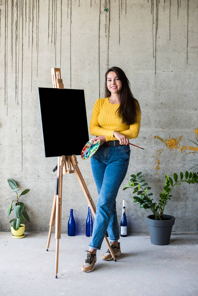 Giovane pittrice artista con tela isolata modello su cavalletto
 - Foto, immagini